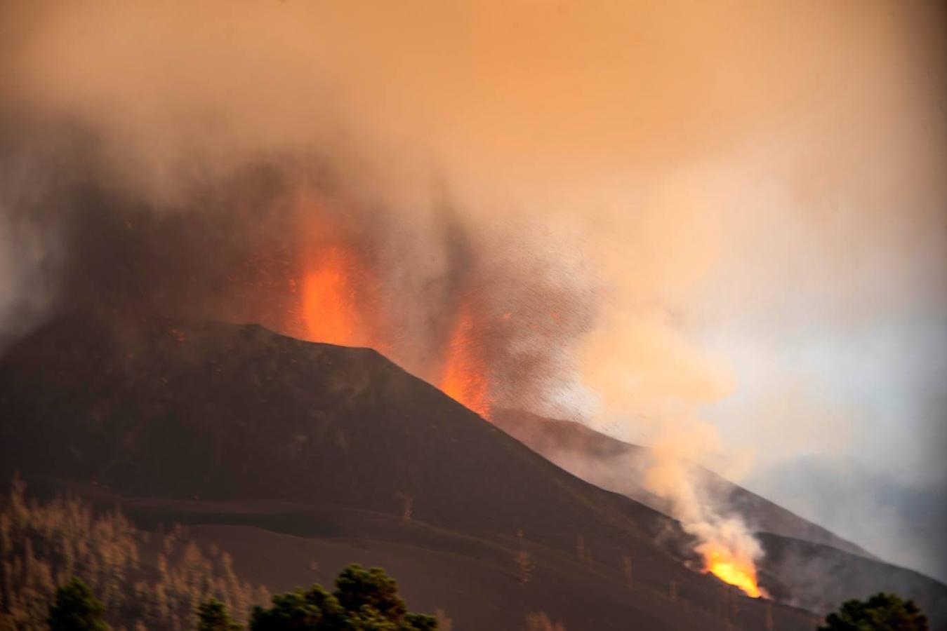 La lava del volcán de Cumbre Vieja en La Palma arrasa con todo a su paso, ya ha destruido un millar de edificaciones y amenaza con otro tanto. La erupción ha cambiado la fisionomía de La Palma, ha ganado al mar 17,2 hectáreas y eleva 3 grados la temperatura del mar. 