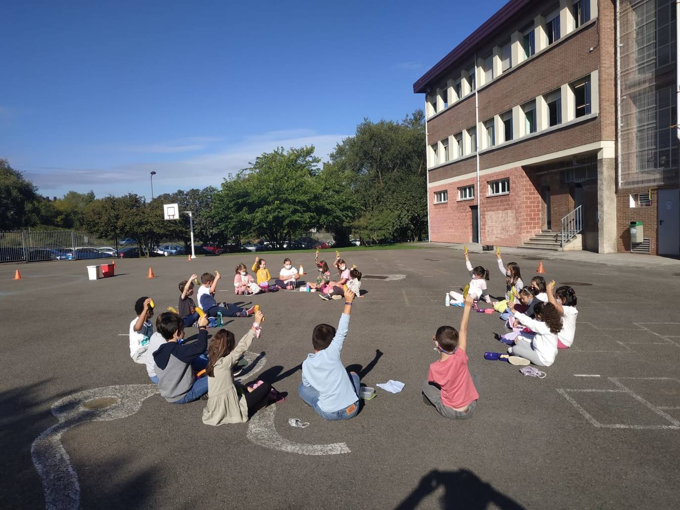 'Un plátano por La Palma'. Es el nombre de la iniciativa solidaria que ha puesto en marcha la Ampa del Colegio Público Cabueñes y a la que se están sumando otros muchos centros de la ciudad. Los niños han llevado al recreo un plátano canario para comérselo todos juntos en apoyo a los agricultores damnificados por la erupción del volcán en La Palma. 