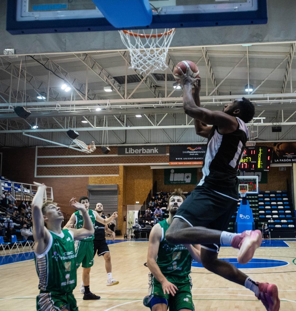 Hervé Kabasélé vuela para machacar la canasta del Ponferrada, ayer, en el polideportivo de Pumarín. 