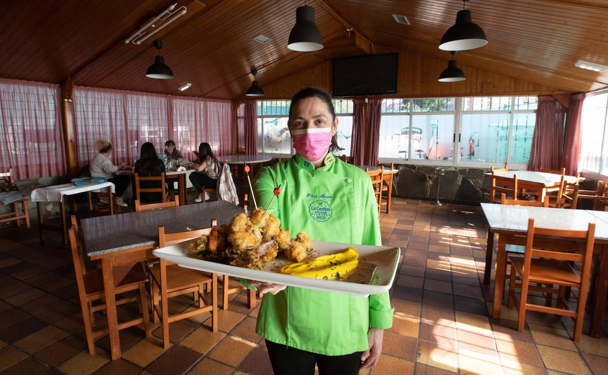 Pilar Meana, en el comedor de la Cantina de Villalegre en marzo. 