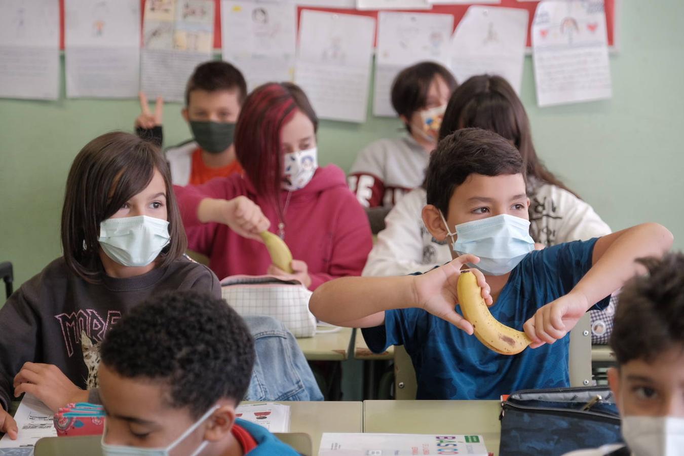 'Un plátano por La Palma'. Es el nombre de la iniciativa solidaria que ha puesto en marcha la Ampa del Colegio Público Cabueñes y a la que se están sumando otros muchos centros de la ciudad. Los niños han llevado al recreo un plátano canario para comérselo todos juntos en apoyo a los agricultores damnificados por la erupción del volcán en La Palma. 