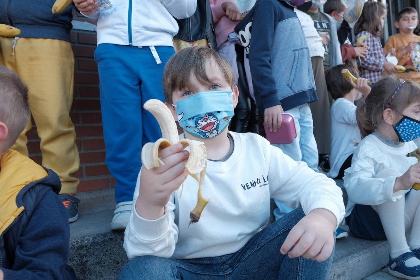 'Un plátano por La Palma'. Es el nombre de la iniciativa solidaria que ha puesto en marcha la Ampa del Colegio Público Cabueñes y a la que se están sumando otros muchos centros de la ciudad. Los niños han llevado al recreo un plátano canario para comérselo todos juntos en apoyo a los agricultores damnificados por la erupción del volcán en La Palma. 