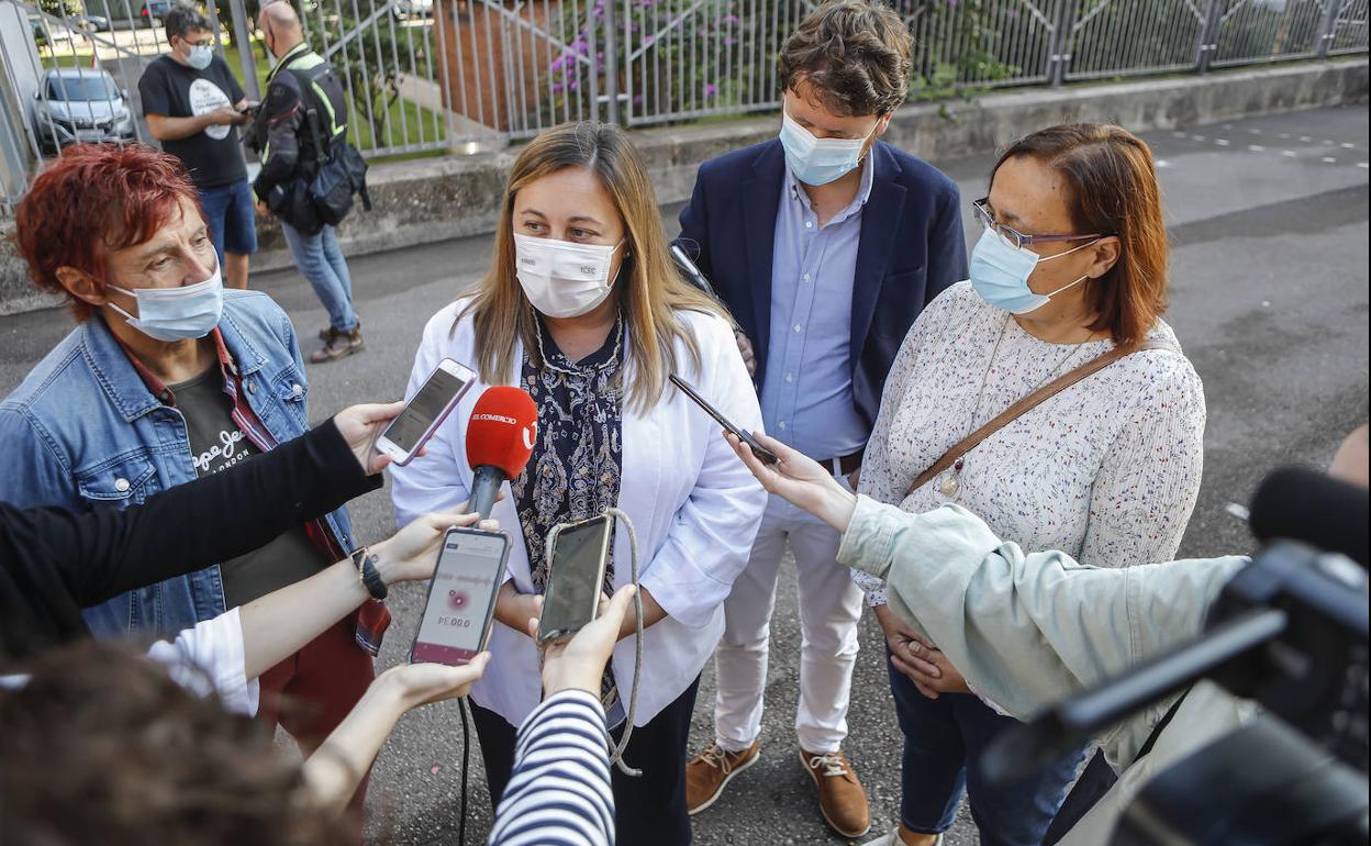 Lydia Espina atiende a los medios junto a Geles García, David Artime y Natalia González.