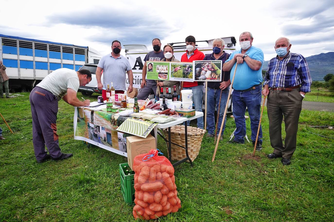 Un año más, el prao de La Ería, en la capital del concejo de Ribadedeva, acoge su Exposición de Ganado, organizada por la Asociación de Ganaderos de Ribadedeva y el Ayuntamiento. Al evento acudieron ejemplares tanto de bovino y equino como de ovino y caprino. Es el séptimo año que Colombres es escenario de este evento.