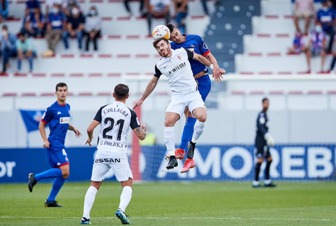 Estas son las mejores imágenes del partido disputado entre el Amorebieta y el Sporting. Los rojiblancos consiguieron empatar a 1 en un mal partido que, sin embargo, les permite mantener el liderato.