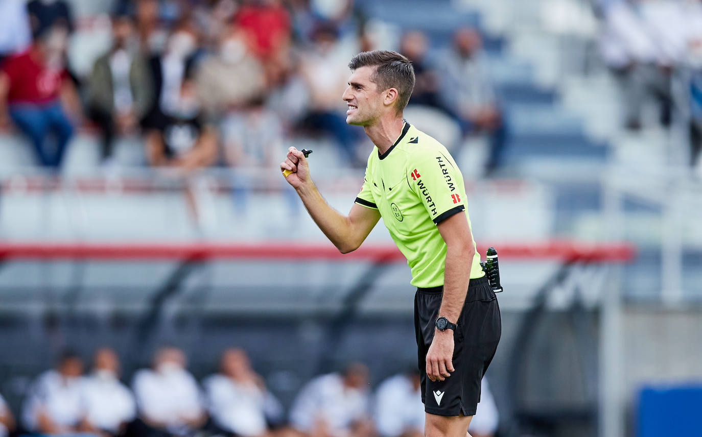 Estas son las mejores imágenes del partido disputado entre el Amorebieta y el Sporting. Los rojiblancos consiguieron empatar a 1 en un mal partido que, sin embargo, les permite mantener el liderato.