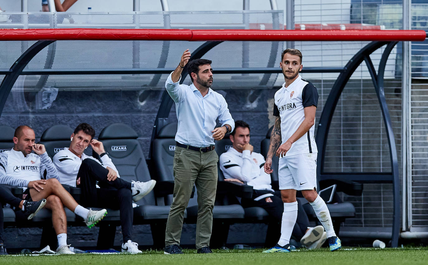 Estas son las mejores imágenes del partido disputado entre el Amorebieta y el Sporting. Los rojiblancos consiguieron empatar a 1 en un mal partido que, sin embargo, les permite mantener el liderato.