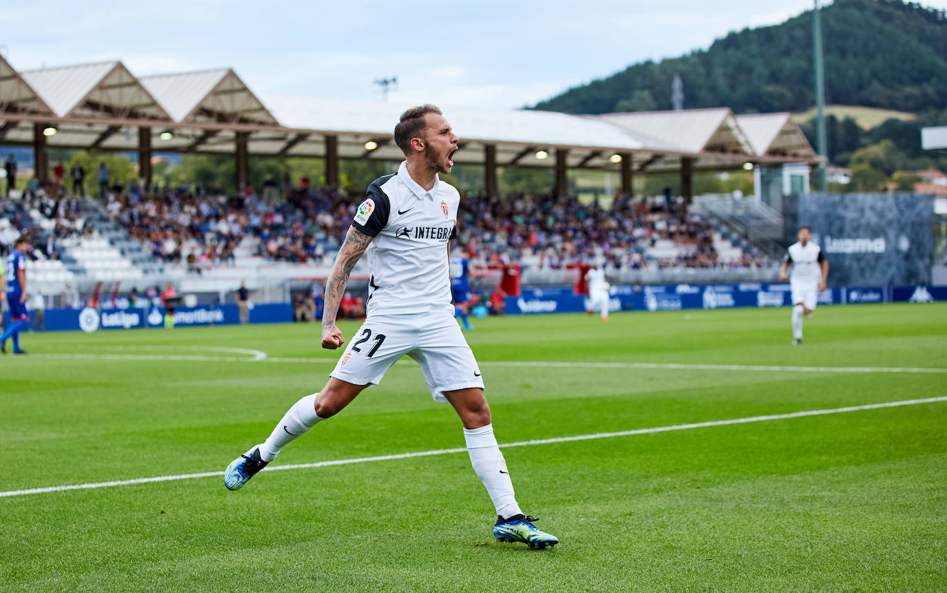 Estas son las mejores imágenes del partido disputado entre el Amorebieta y el Sporting. Los rojiblancos consiguieron empatar a 1 en un mal partido que, sin embargo, les permite mantener el liderato.