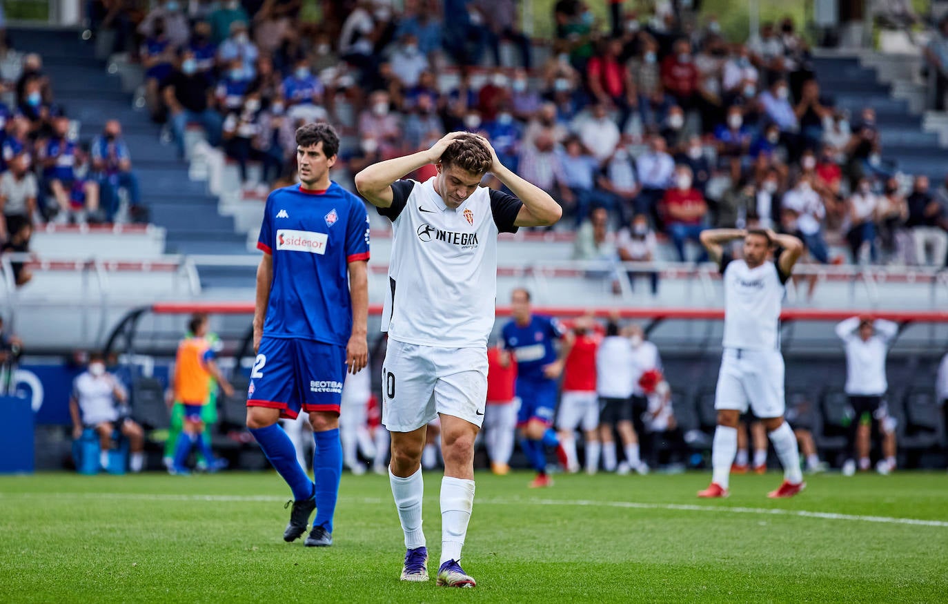 Estas son las mejores imágenes del partido disputado entre el Amorebieta y el Sporting. Los rojiblancos consiguieron empatar a 1 en un mal partido que, sin embargo, les permite mantener el liderato.