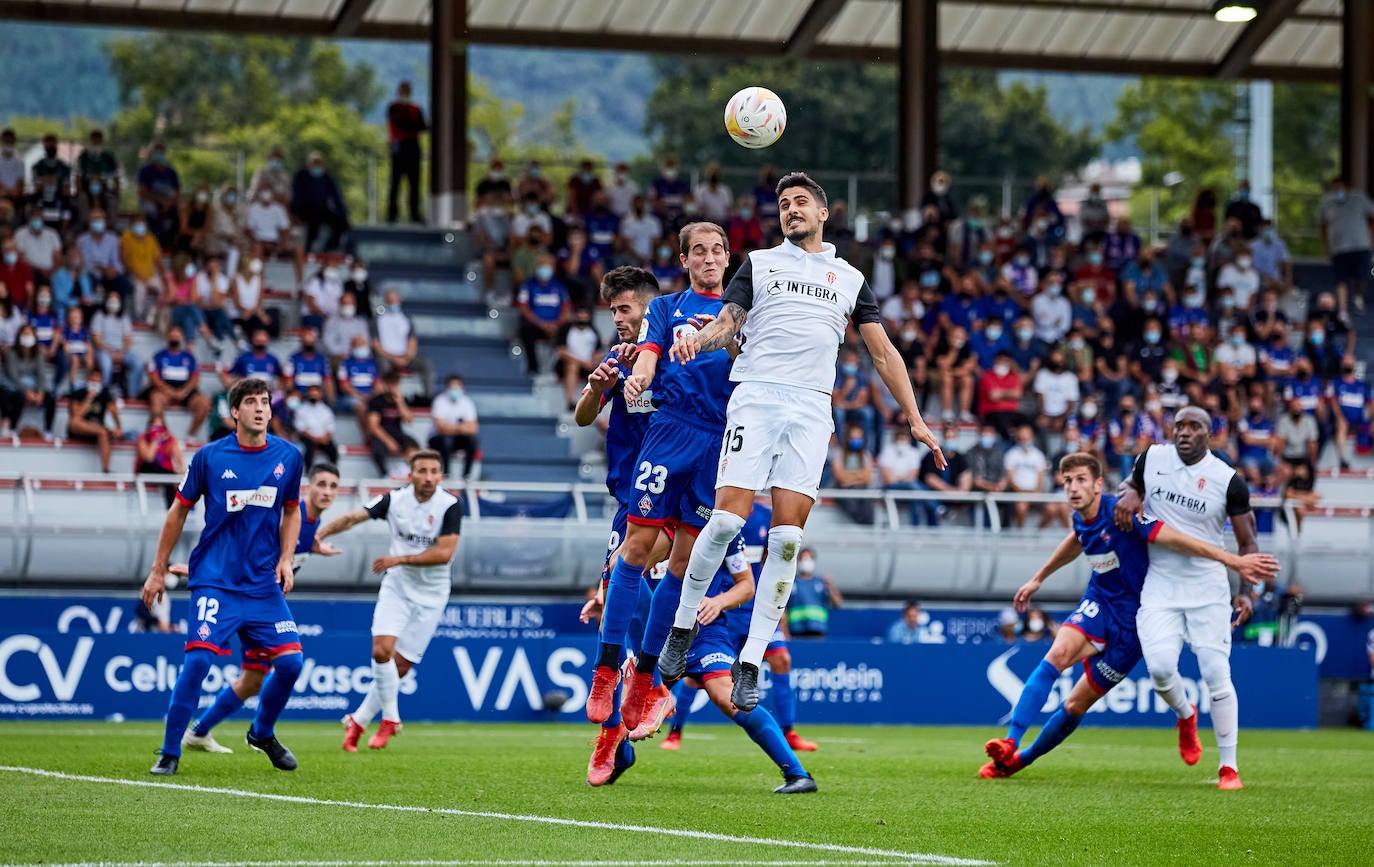 Estas son las mejores imágenes del partido disputado entre el Amorebieta y el Sporting. Los rojiblancos consiguieron empatar a 1 en un mal partido que, sin embargo, les permite mantener el liderato.