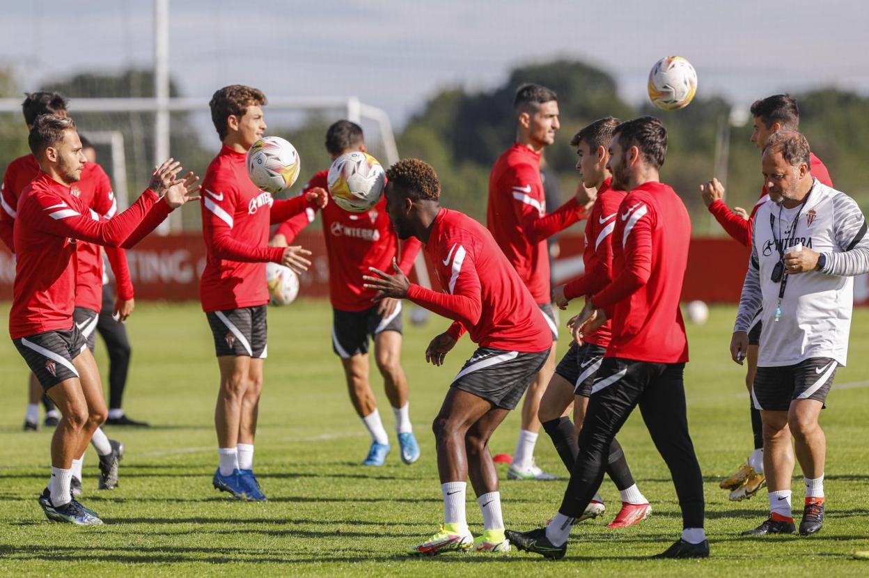 'Puma' Rodríguez, en el centro de la imagen, entre Villalba y Campuzano, además de varios de sus compañeros, antes del viaje del equipo a Bilbao.