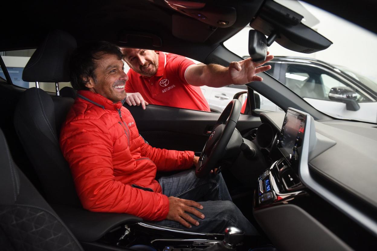 Víctor González prueba un vehículo Toyota, de su patrocinador.