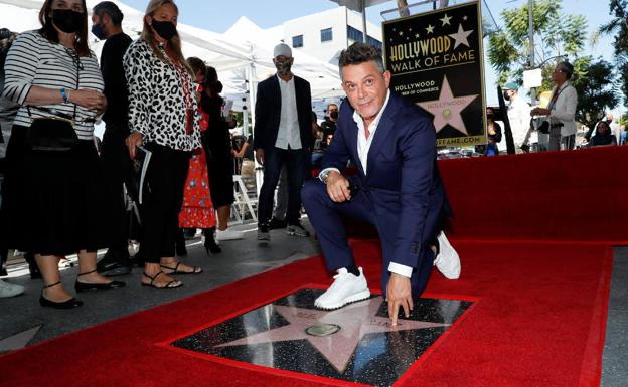 Alejandro Sanz junto a su estrella en el Paseo de la Fama de Hollywood