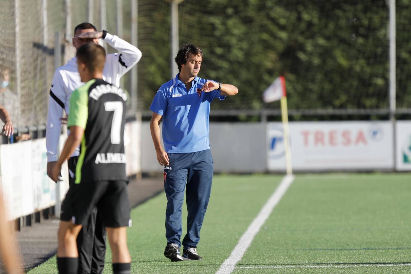 Fotos: La muralla del Roces detiene al Sporting B