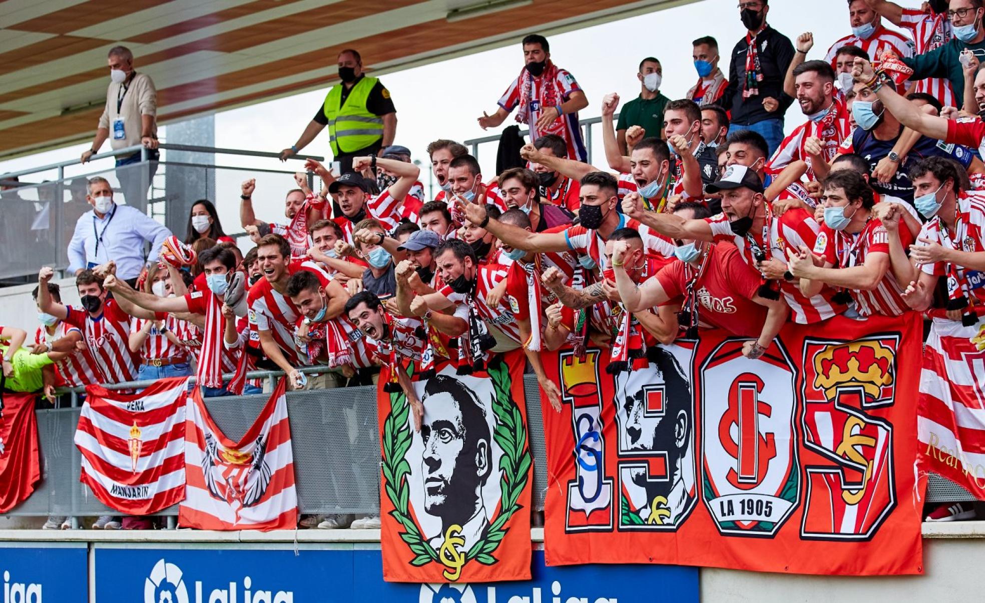 La grada rojiblanca celebra el tanto del empate. Miembros de la peña La 1905, en la previa. Aficionados rojiblancos llegando a las instalaciones de Lezama.Miembros de la peña Casa Kilo, junto al autocar. Kiko Monterrey y Rodrigo, de El Puente, con amigos. Adrián Barro y David González fueron desde Laviana. Víctor, Gabriel y Santiago, familia de Bernabé Pendás.Otra expedición de la peña La 1905, en Lezama.Patri González y Paloma Ordieres, antes de comer. Marcos González y María, con Marcos y Rodrigo.Fernando Campomanes y José María Álvarez. Luis Coto junto a su amigo Jesús Portillo, del Athletic.Lucía, Ana y Fabián, con el arco de San Mamés al fondo.Miembros de Sentimiento Rojiblanco, en Bilbao.Antonio Riestre, Alberto Fernández y Manuel Díaz. La familia Giraldo Crespo, ante el campo 2 de Lezama. Javi García, con Alberto, Amelia, Miguel y Diego. Nacho Pérez, Pablo Infiesta, Pablo Solar y Jorge Hevia. 