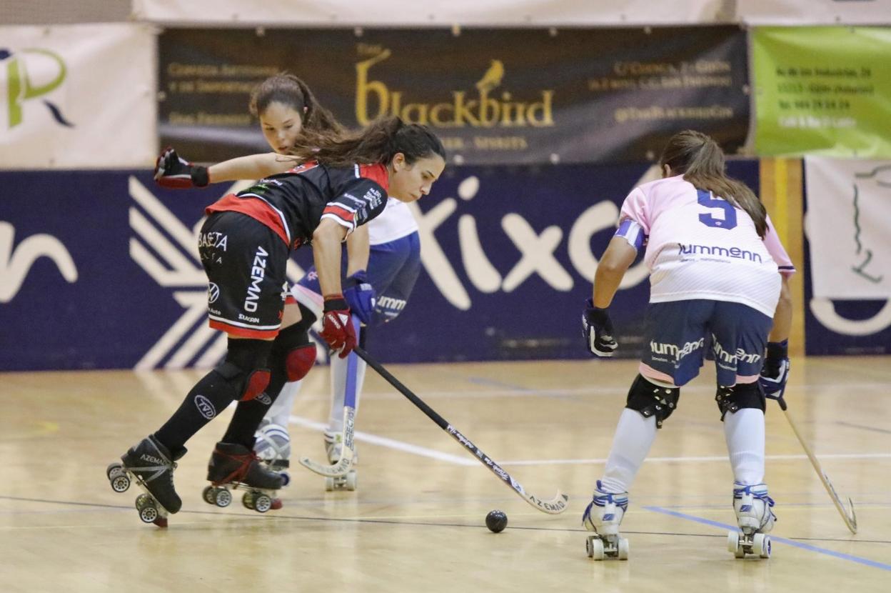 Sara Lolo, ante dos jugadoras del Carvalhos portugués. 