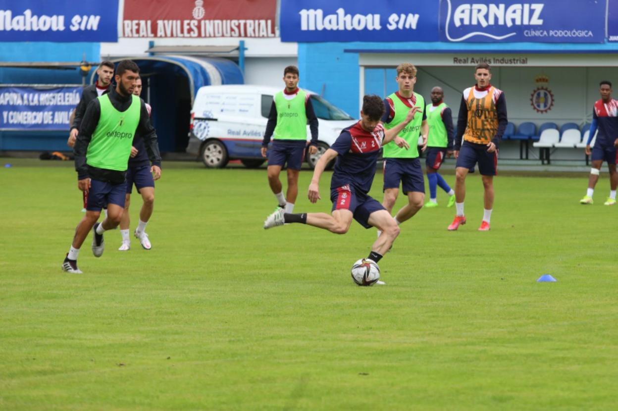 Un momento del entrenamiento de ayer en el Suárez Puerta, con Nacho López conduciendo el balón rodeado de compañeros. 