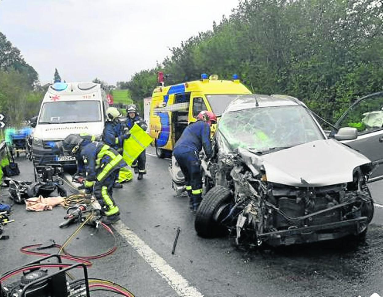 Efectivos de Bomberos del SEPA excarcelaron a uno de los heridos del vehículo implicado en el accidente. 