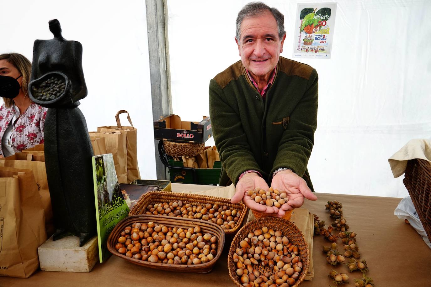 65 puestos de toda Asturias se han dado cita en Piloña para una nueva edición del Festival de la Avellena. Se han vendido más de tres toneladas del fruto.