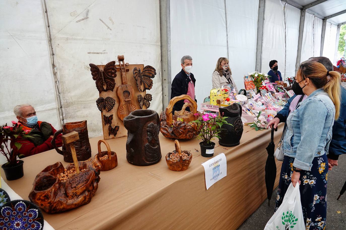 65 puestos de toda Asturias se han dado cita en Piloña para una nueva edición del Festival de la Avellena. Se han vendido más de tres toneladas del fruto.