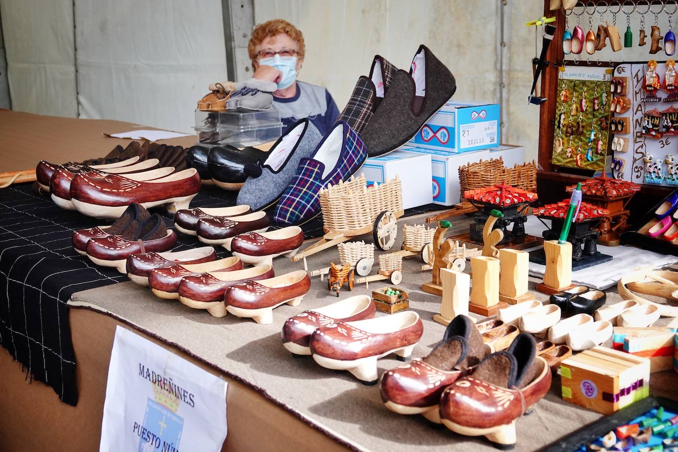 65 puestos de toda Asturias se han dado cita en Piloña para una nueva edición del Festival de la Avellena. Se han vendido más de tres toneladas del fruto.