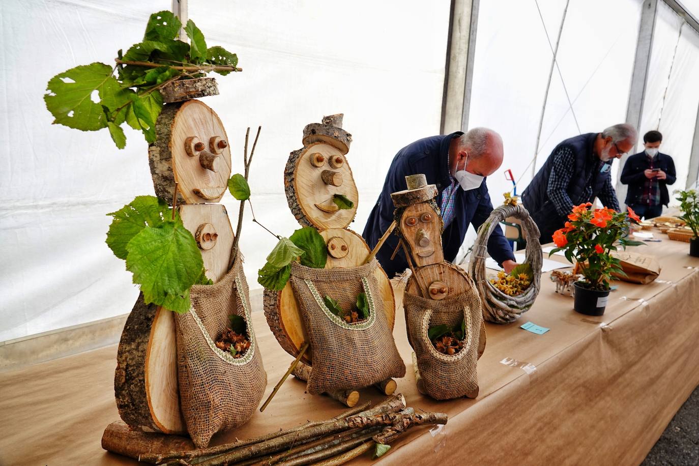 65 puestos de toda Asturias se han dado cita en Piloña para una nueva edición del Festival de la Avellena. Se han vendido más de tres toneladas del fruto.