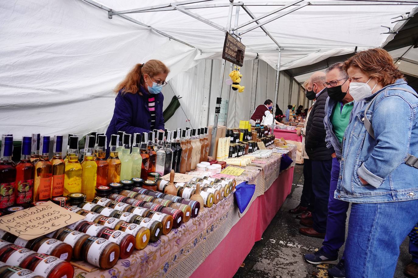 65 puestos de toda Asturias se han dado cita en Piloña para una nueva edición del Festival de la Avellena. Se han vendido más de tres toneladas del fruto.