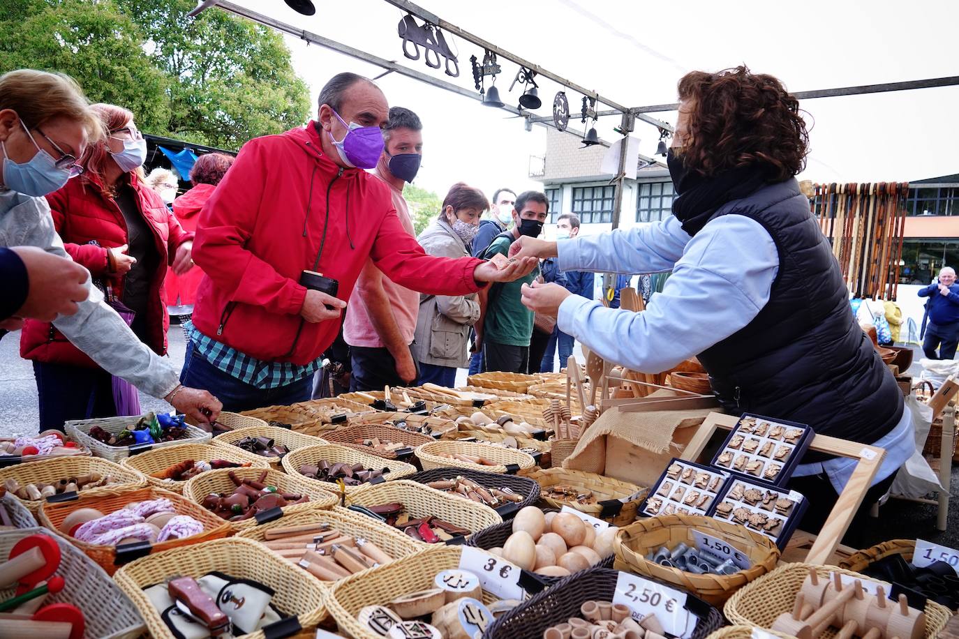 65 puestos de toda Asturias se han dado cita en Piloña para una nueva edición del Festival de la Avellena. Se han vendido más de tres toneladas del fruto.