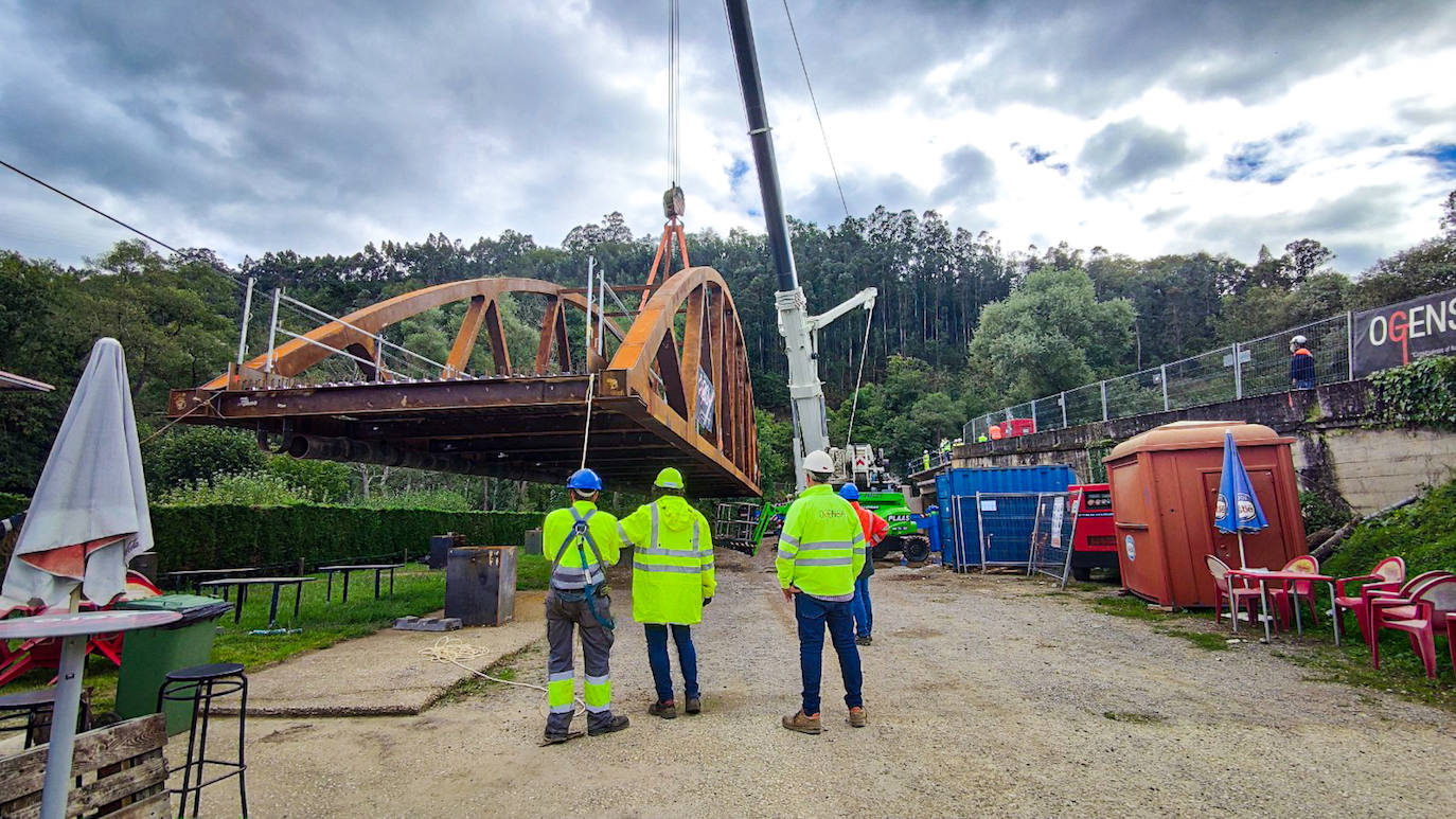 Fotos: Así fue la instalación del puente de Quinzanas