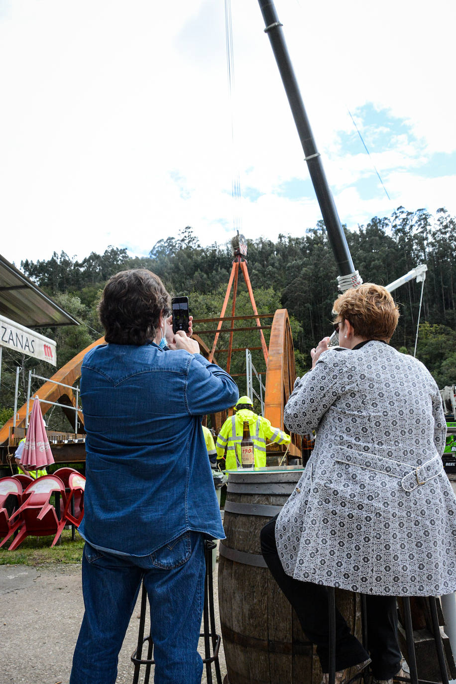 Fotos: Así fue la instalación del puente de Quinzanas