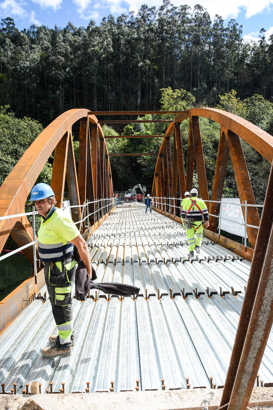 Fotos: Así fue la instalación del puente de Quinzanas