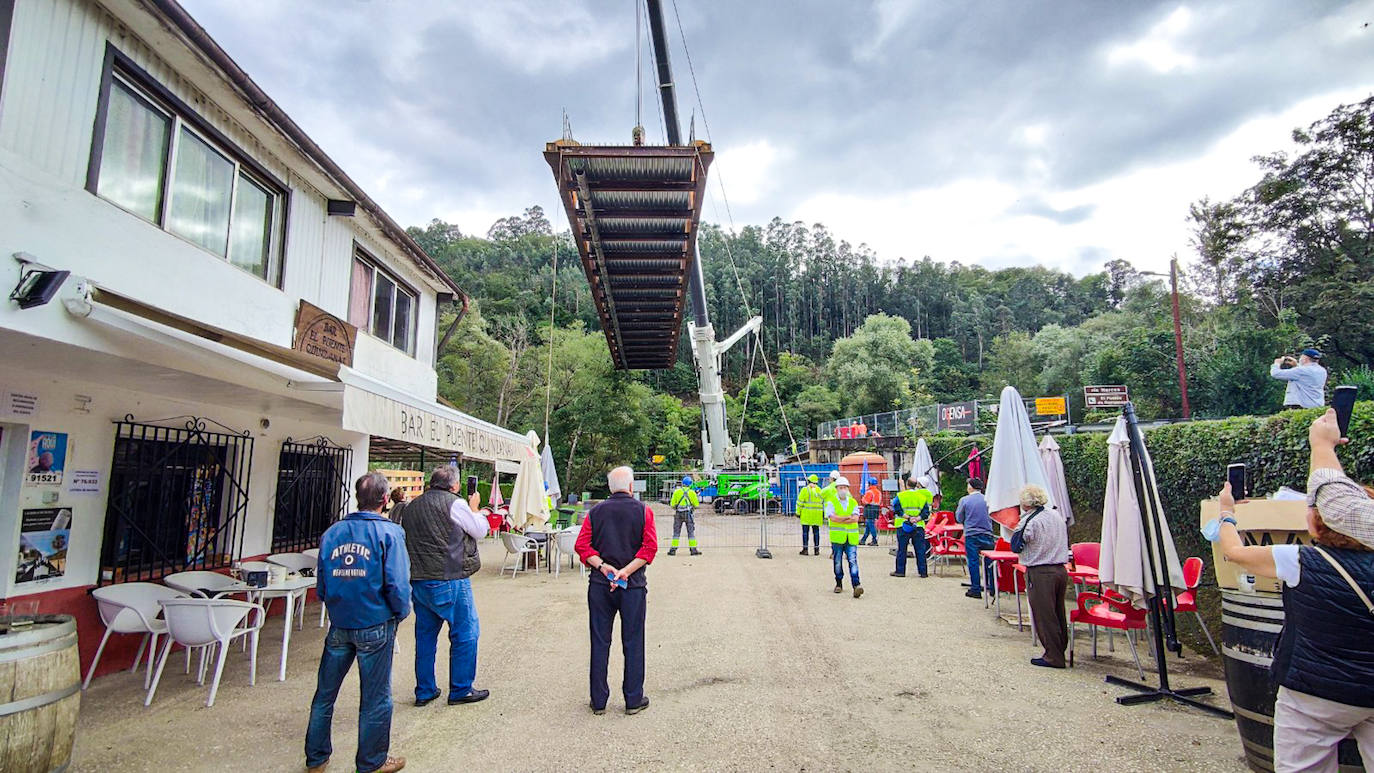 Fotos: Así fue la instalación del puente de Quinzanas