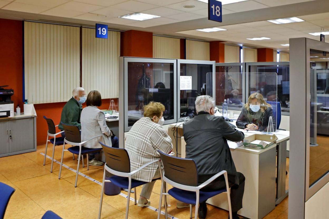 Varias personas son atendidas en una la oficina de la Delegación de Hacienda de Gijón.