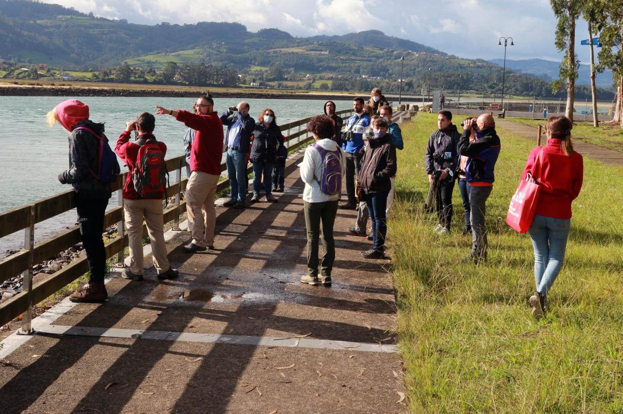 Los participantes escuchan las explicaciones de los guías.