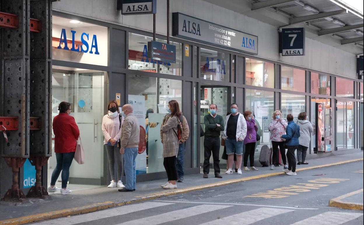 Colas en la estación de autobuses de ALSA en Gijón.