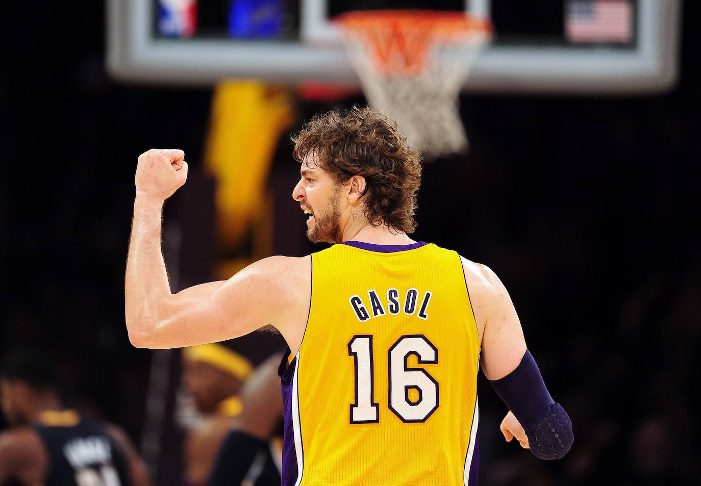 Pau Gasol, el mejor jugador de baloncesto español, se retira tras una carrera llena de éxitos en la que destacan dos títulos de la NBA y once medallas con la selección, entre ellas, dos platas olímpicas. Entre otros galardones y reconocimientos que también ostenta, destaca el Premio Princesa de Asturias de los Deportes que le fue concedido en el año 2015 junto a su hermano, el también jugador de baloncesto Marc Gasol.