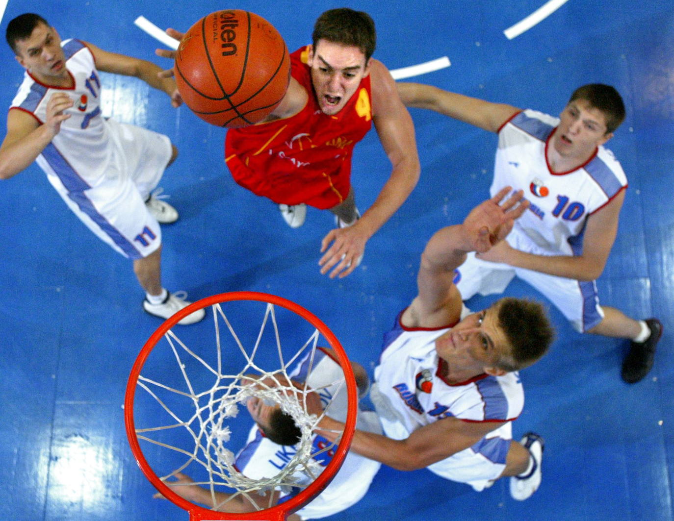 Pau Gasol, el mejor jugador de baloncesto español, se retira tras una carrera llena de éxitos en la que destacan dos títulos de la NBA y once medallas con la selección, entre ellas, dos platas olímpicas. Entre otros galardones y reconocimientos que también ostenta, destaca el Premio Princesa de Asturias de los Deportes que le fue concedido en el año 2015 junto a su hermano, el también jugador de baloncesto Marc Gasol.