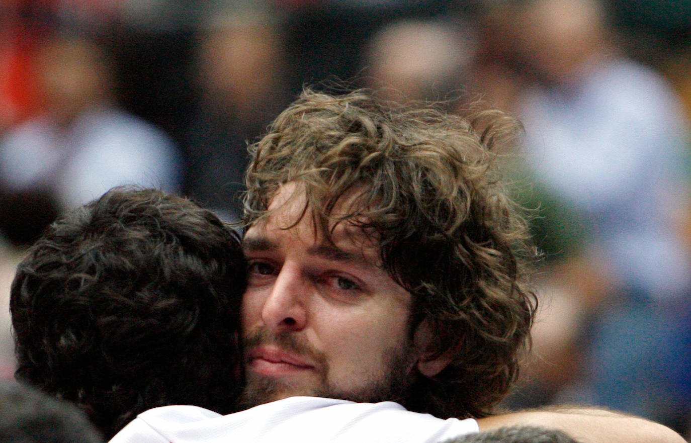 Pau Gasol, el mejor jugador de baloncesto español, se retira tras una carrera llena de éxitos en la que destacan dos títulos de la NBA y once medallas con la selección, entre ellas, dos platas olímpicas. Entre otros galardones y reconocimientos que también ostenta, destaca el Premio Princesa de Asturias de los Deportes que le fue concedido en el año 2015 junto a su hermano, el también jugador de baloncesto Marc Gasol.