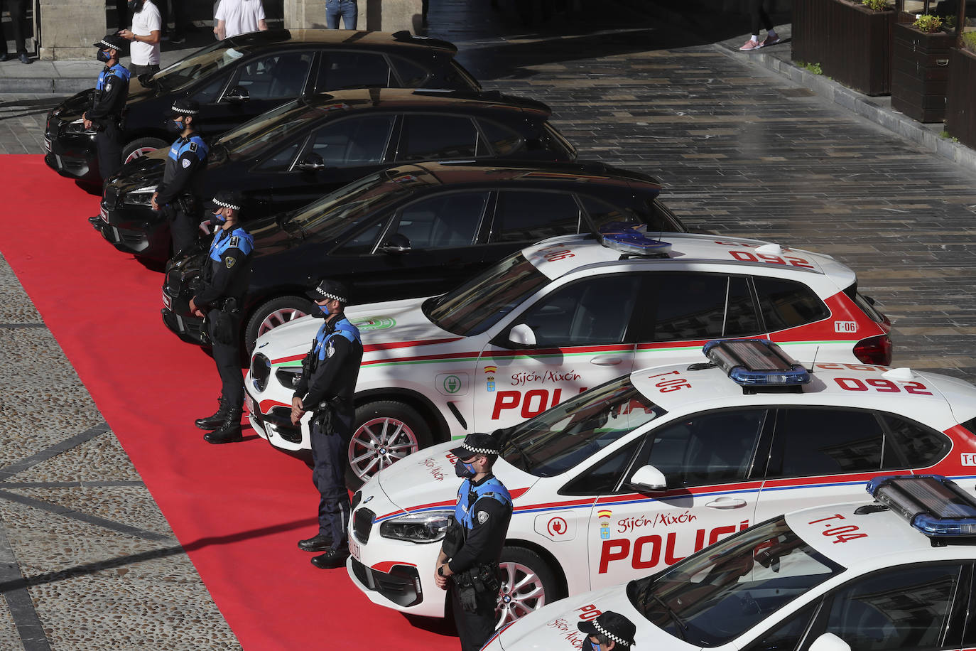 La Plaza Mayor de Gijón ha acogido este miércoles la presentación de los nuevos vehículos de la Policía Local. La nueva flota está equipada con cámaras capaces de detectar coches robados o sin ITV vigente. 