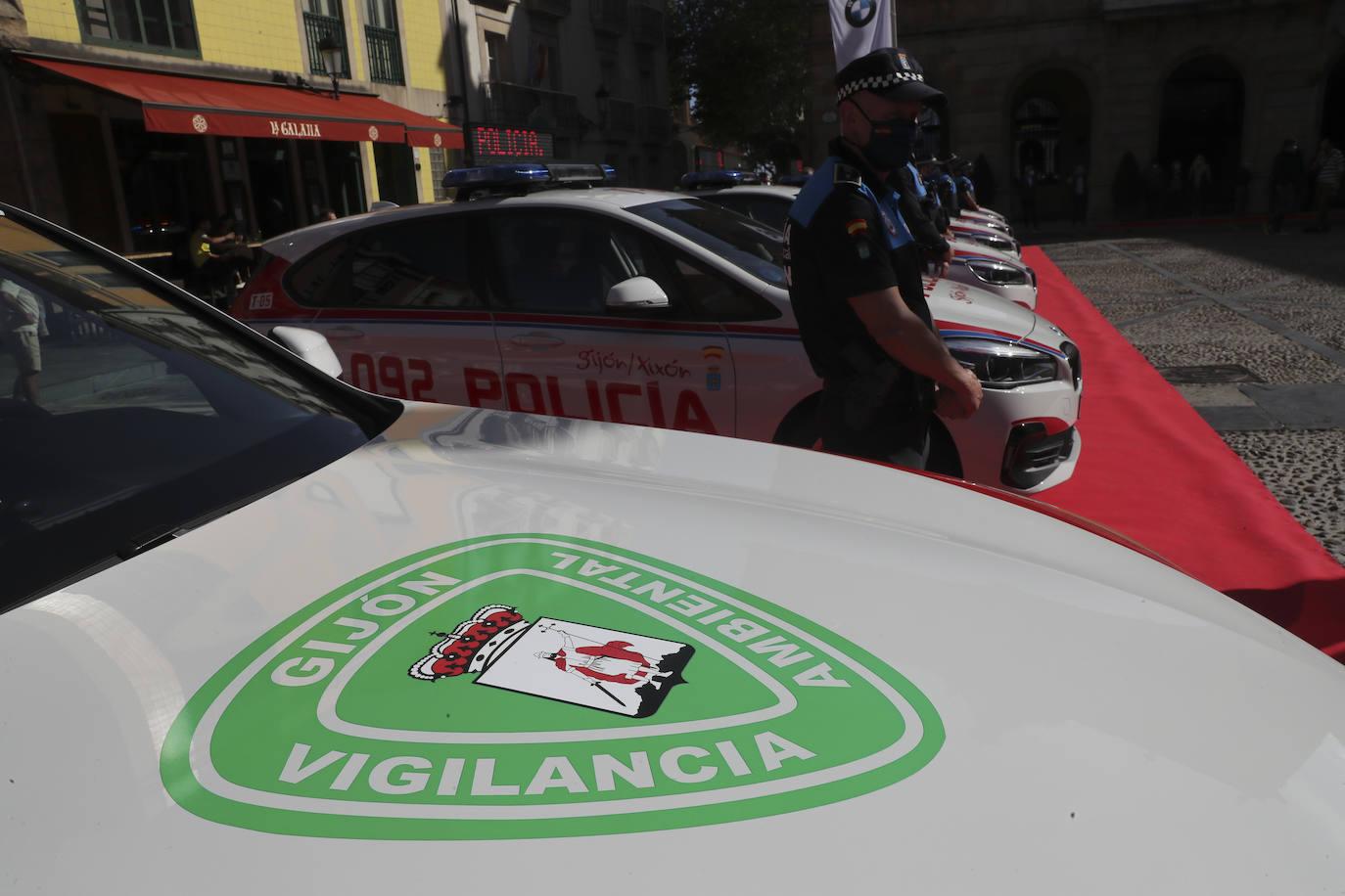 La Plaza Mayor de Gijón ha acogido este miércoles la presentación de los nuevos vehículos de la Policía Local. La nueva flota está equipada con cámaras capaces de detectar coches robados o sin ITV vigente. 
