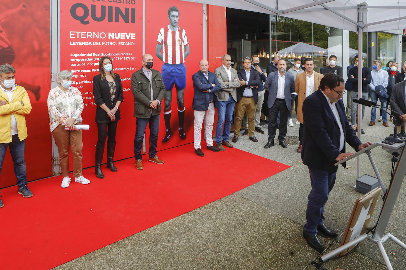 Gijón y el Sporting han homenajeado a uno de sus emblemas, Enrique Castro 'Quini'. La alcaldesa de la ciudad, Ana González, acompañada de familiares del jugador fallecido y representantes del club, rindieron homenaje a Quini con la inauguración de una 'nueva' puerta 9 de El Molinón, que lucirá con el nombre del 'Brujo'