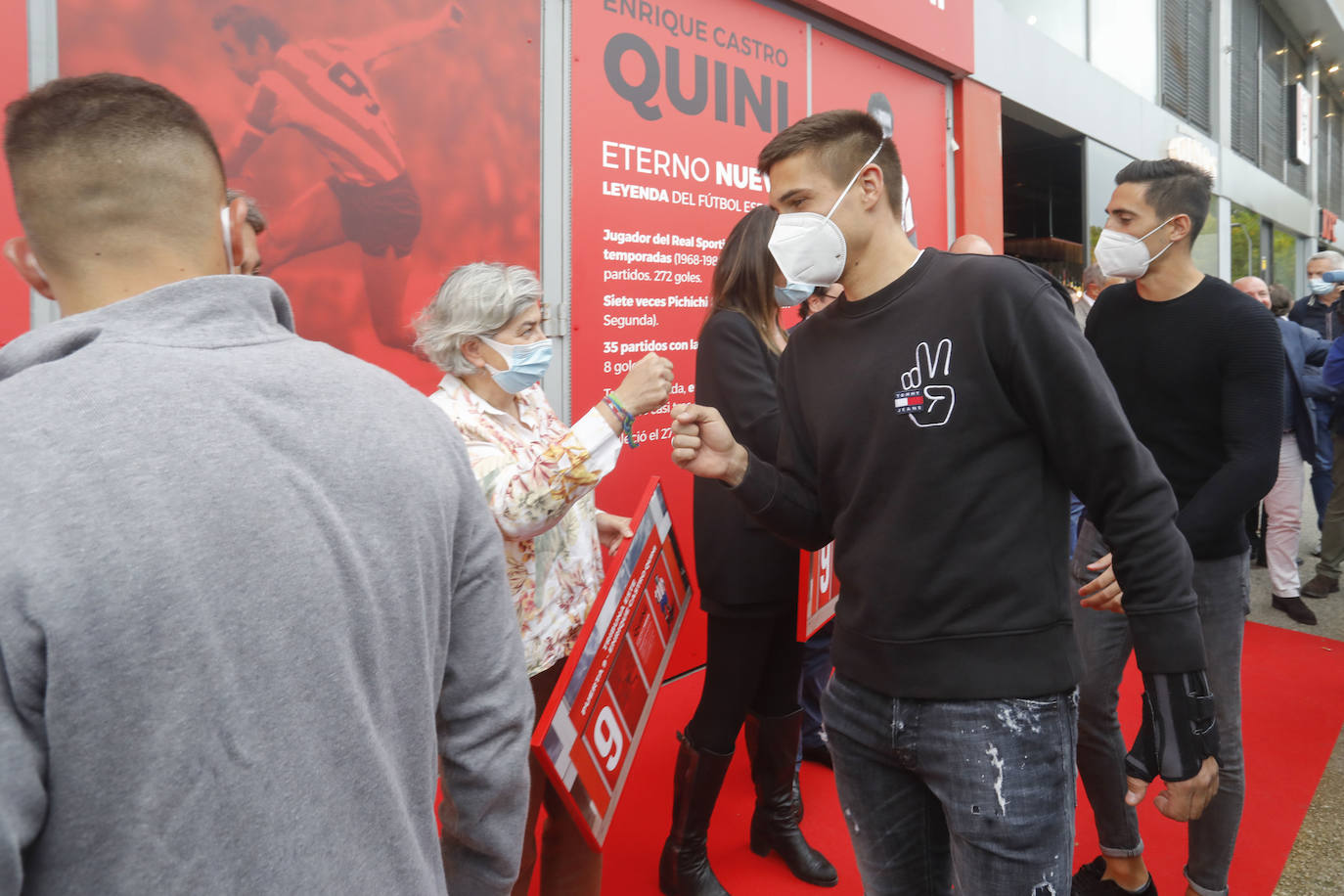 Gijón y el Sporting han homenajeado a uno de sus emblemas, Enrique Castro 'Quini'. La alcaldesa de la ciudad, Ana González, acompañada de familiares del jugador fallecido y representantes del club, rindieron homenaje a Quini con la inauguración de una 'nueva' puerta 9 de El Molinón, que lucirá con el nombre del 'Brujo'