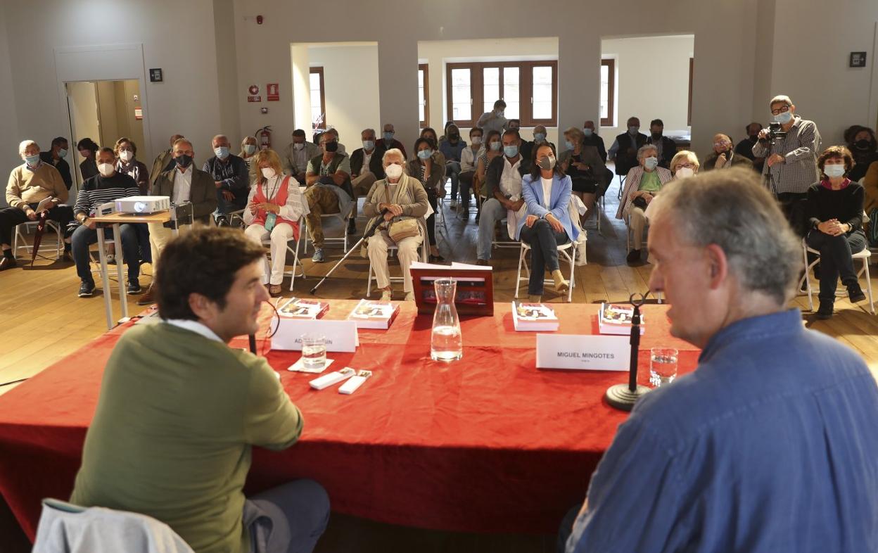 Adrián Ausín y Miguel Mingotes, al inicio de la presentación en el Ateneo Jovellanos de Gijón. 