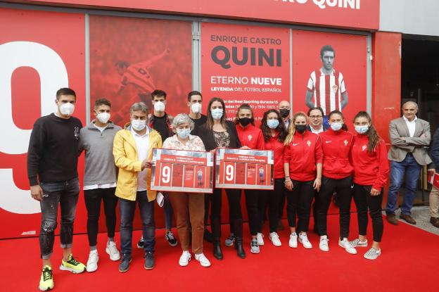 Futbolistas de las primeras plantillas del Sporting posan junto a José Ramón Tuero, la alcaldesa, los hijos de Quini y Javier Fernández, ante la puerta nueve. 