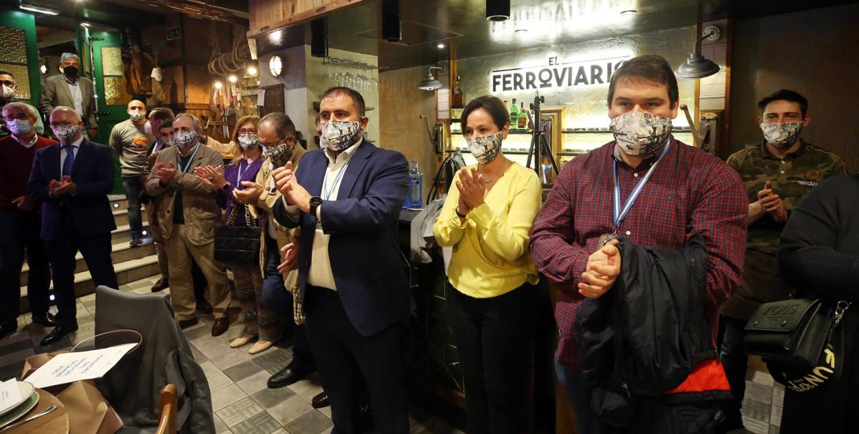 Miembros de la cofradía aplaudiendo tras la presentación de la nueva edición del Desarme.