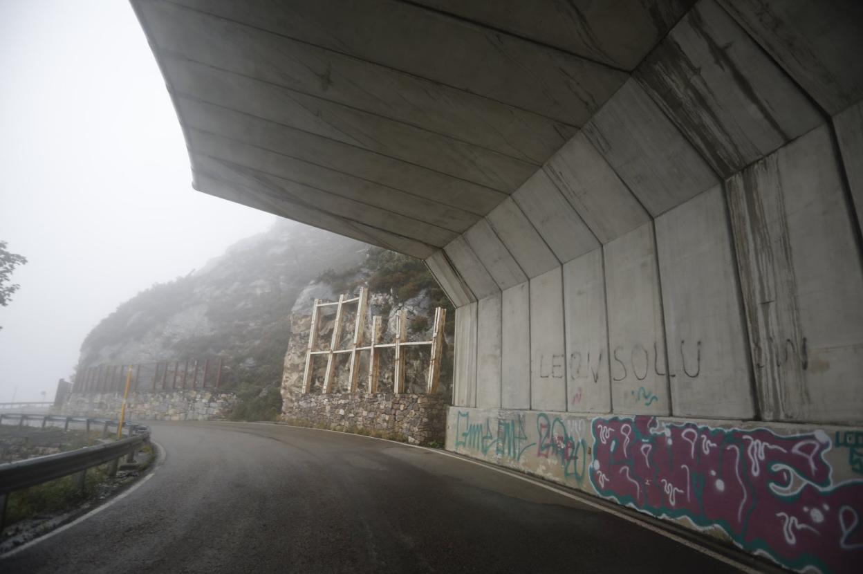 Carretera del puerto de San Isidro a la altura de las actuales viseras antialudes. 