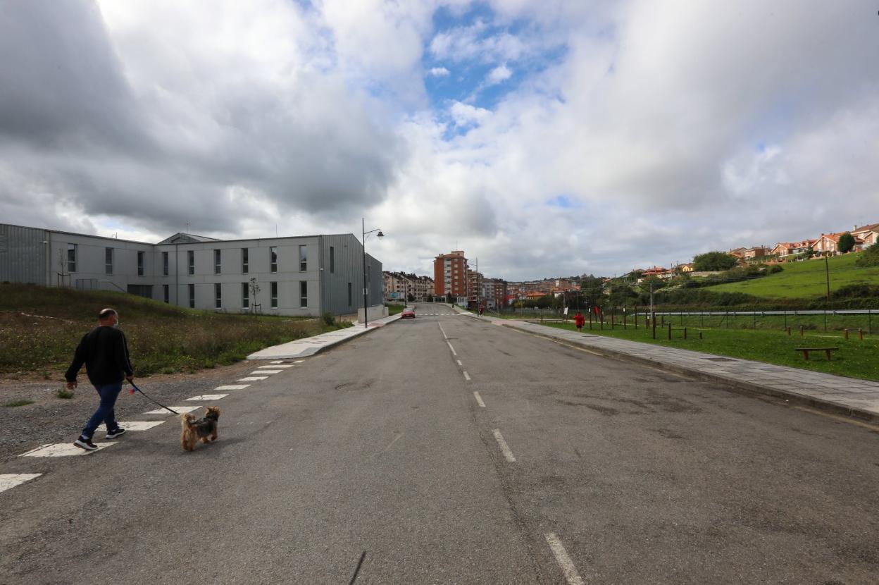 El vial Donantes de Sangre, junto al futuro centro de salud, será reasfaltado a la vez que se construirán los tres estacionamientos en Trasona. 