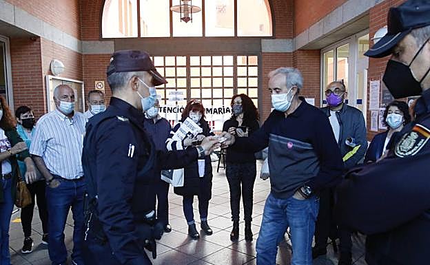 Encierro vecinal en el centro de salud Severo Ochoa de Gijón 