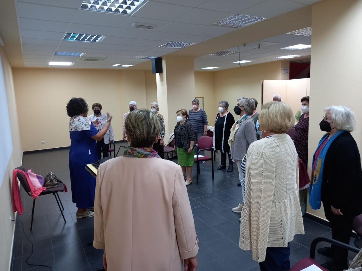 La directora Reyes Duarte dirigió ayer el primer ensayo del coro 'Sones del Mar'. 