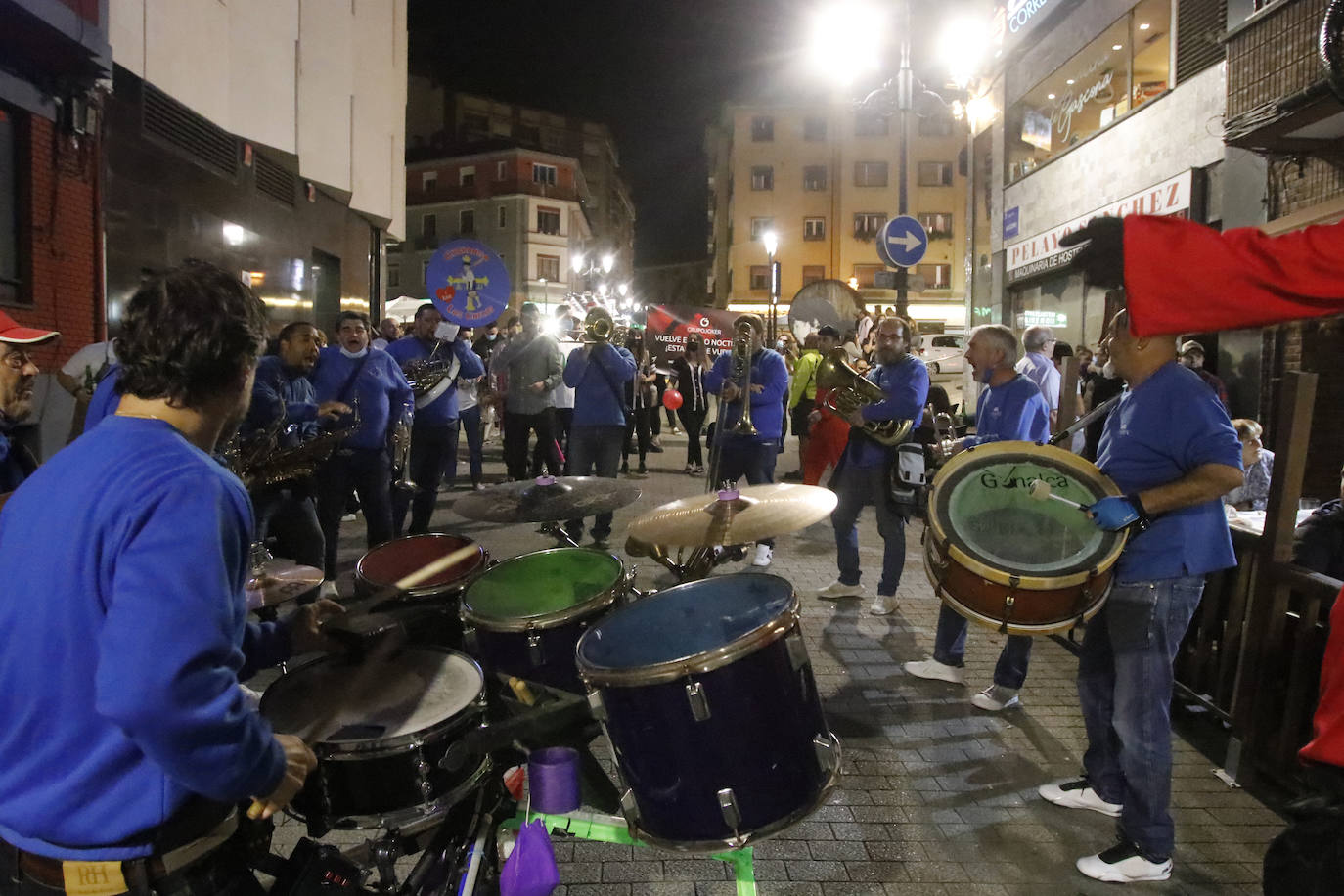 Un bar de copas del casco histórico ovetense organiza un pasacalles para celebrar el regreso de la «normalidad» al sector más castigado